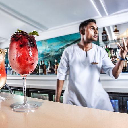 ホテル ビバリー ヒルズ ダーバン エクステリア 写真 A bartender at work