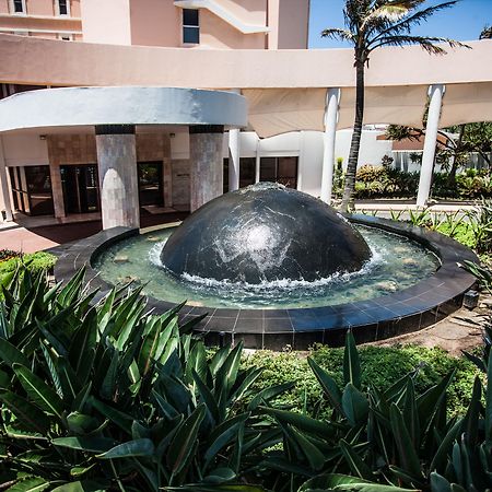 ホテル ビバリー ヒルズ ダーバン エクステリア 写真 Fountain at the entrance of the hotel