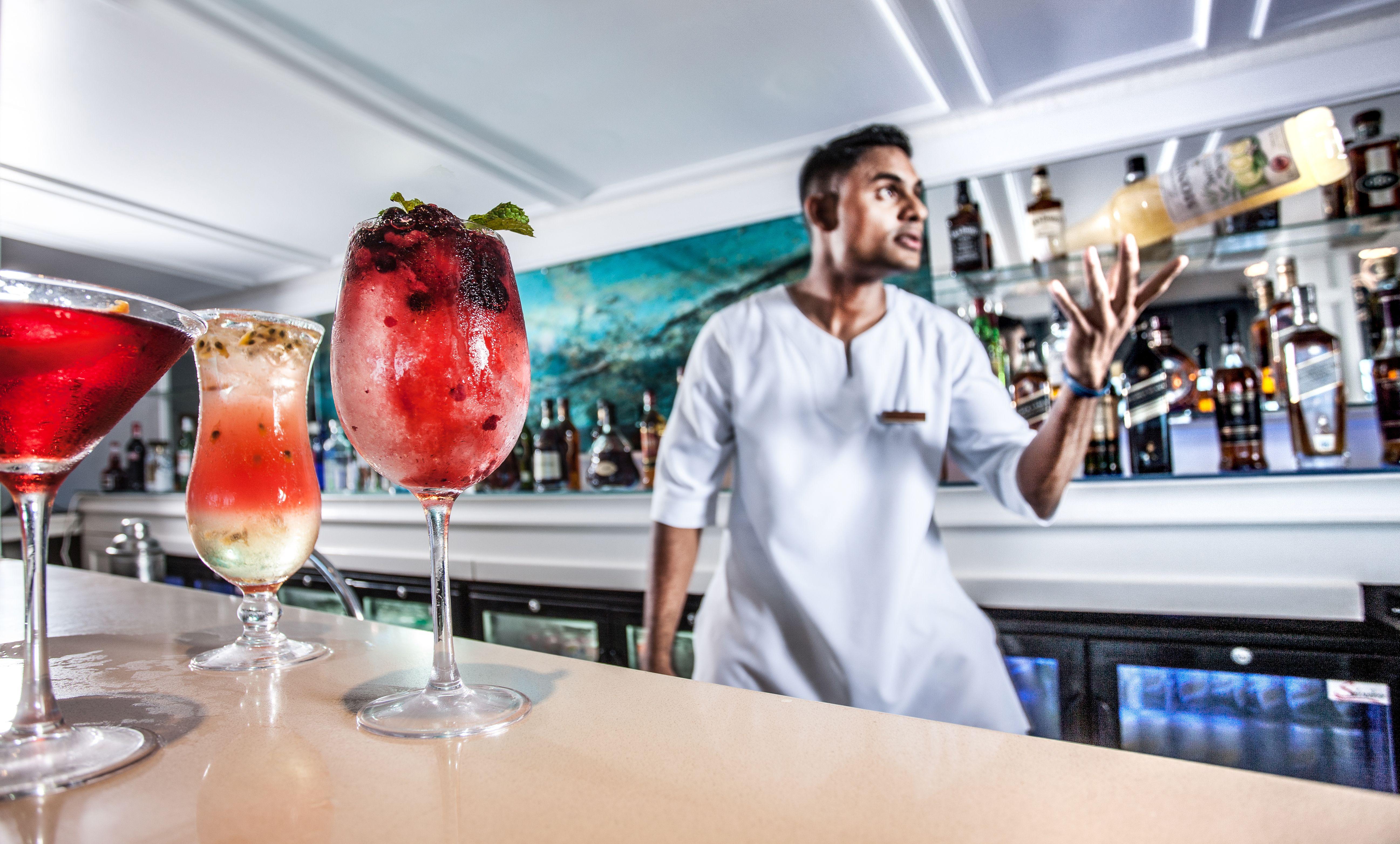 ホテル ビバリー ヒルズ ダーバン エクステリア 写真 A bartender at work