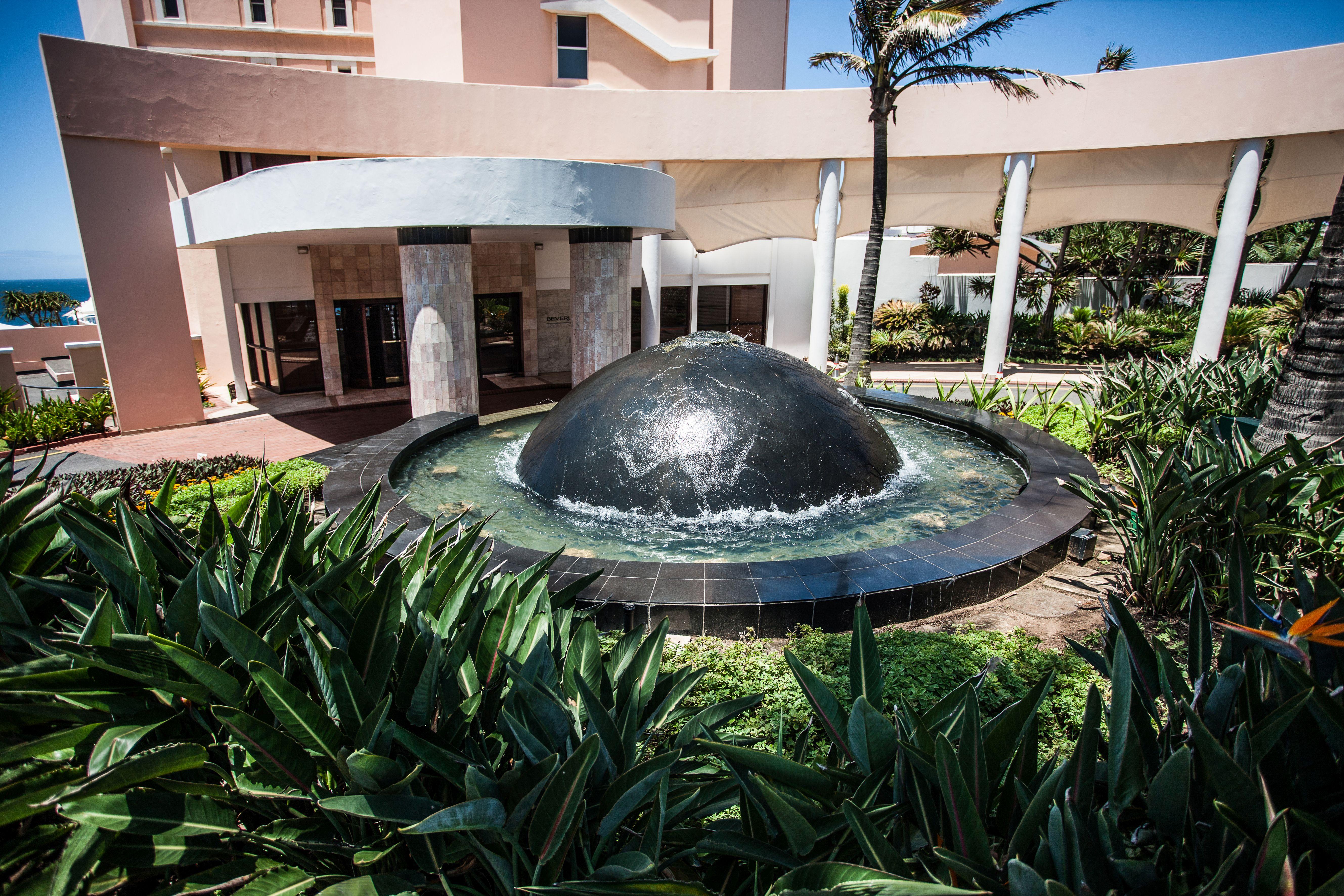 ホテル ビバリー ヒルズ ダーバン エクステリア 写真 Fountain at the entrance of the hotel