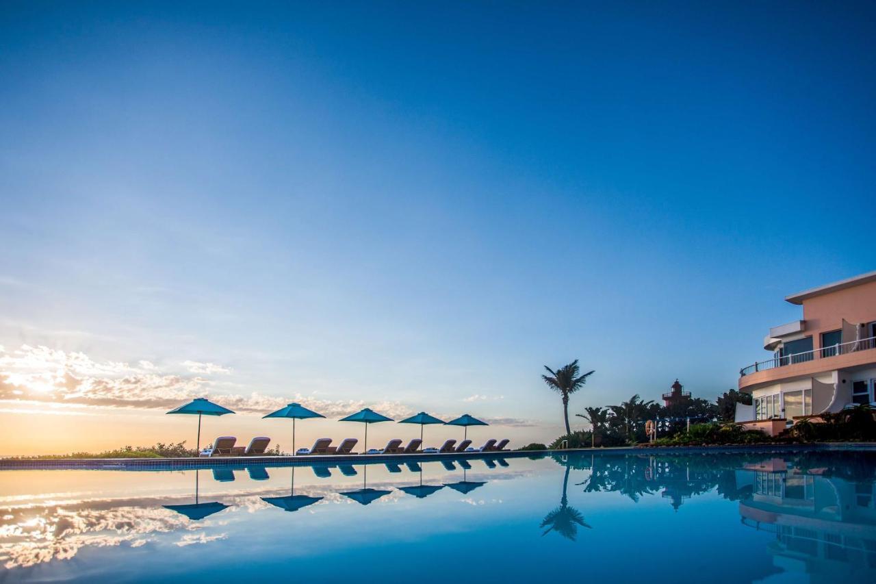ホテル ビバリー ヒルズ ダーバン エクステリア 写真 The swimming pool at the resort