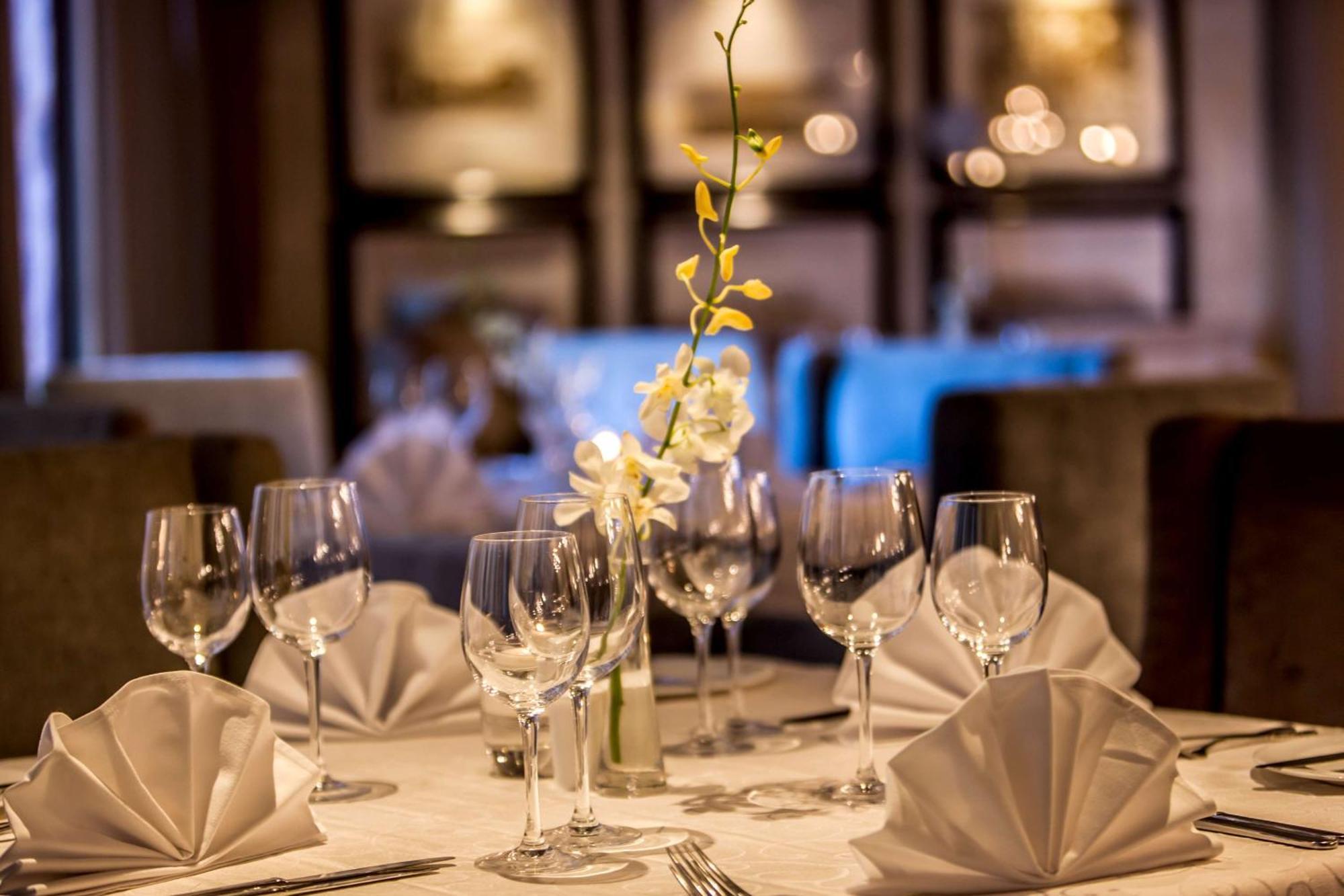 ホテル ビバリー ヒルズ ダーバン エクステリア 写真 A table set for fine dining