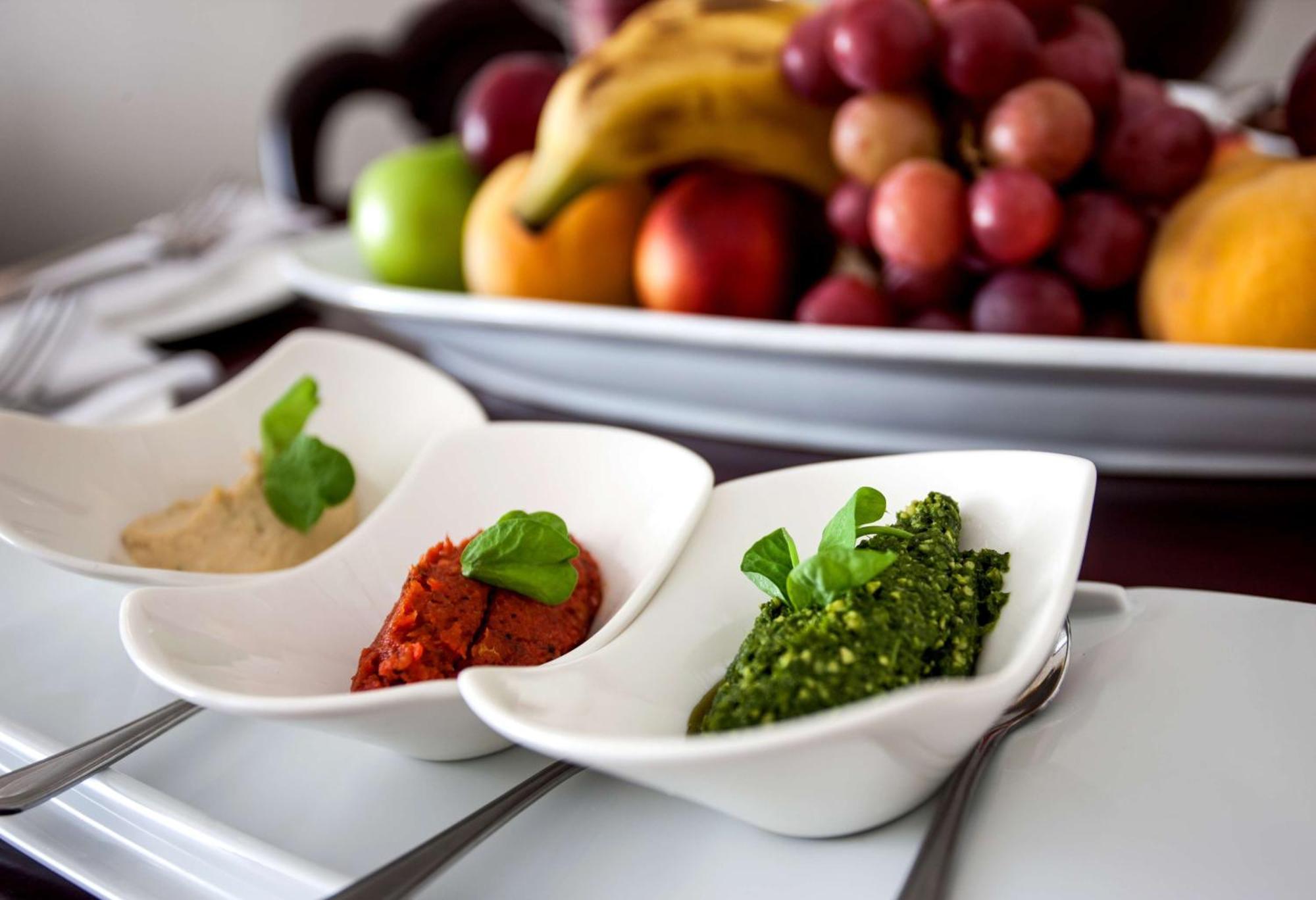 ホテル ビバリー ヒルズ ダーバン エクステリア 写真 Hummus, baba ghanoush and pesto