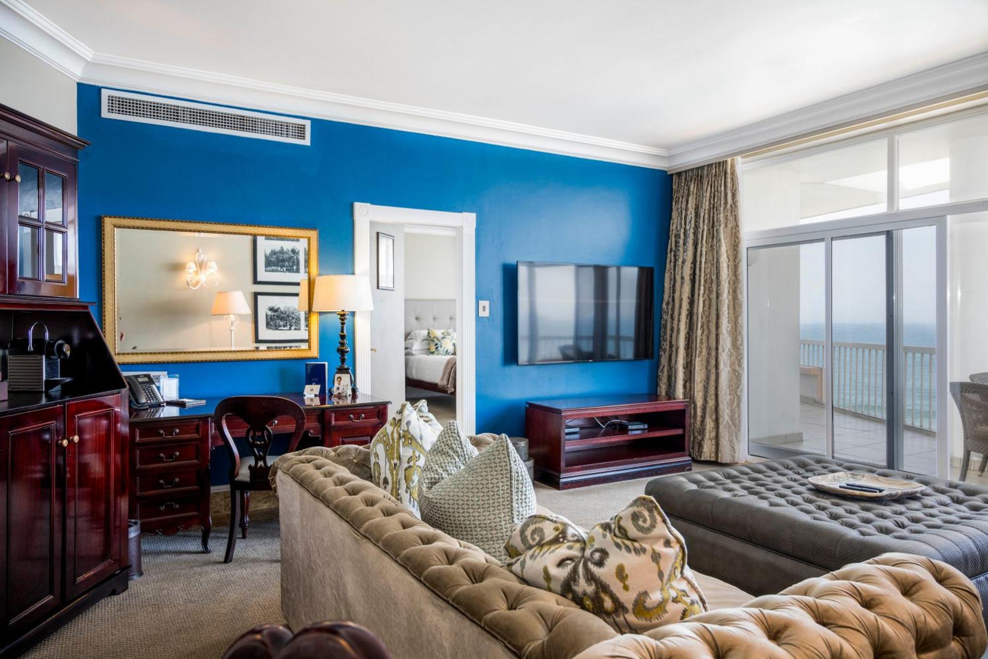 ホテル ビバリー ヒルズ ダーバン エクステリア 写真 A living room in a suite at Trump Ocean Club International Hotel and Tower