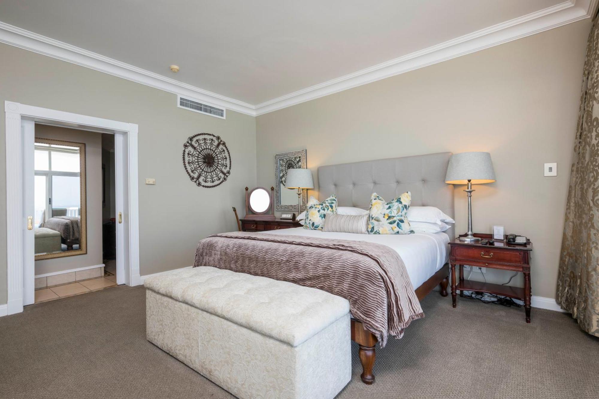ホテル ビバリー ヒルズ ダーバン エクステリア 写真 A bedroom at the Cape Heritage