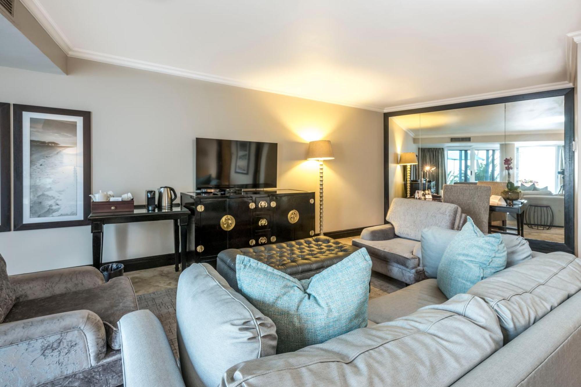 ホテル ビバリー ヒルズ ダーバン エクステリア 写真 A living room at the Four Seasons Hotel