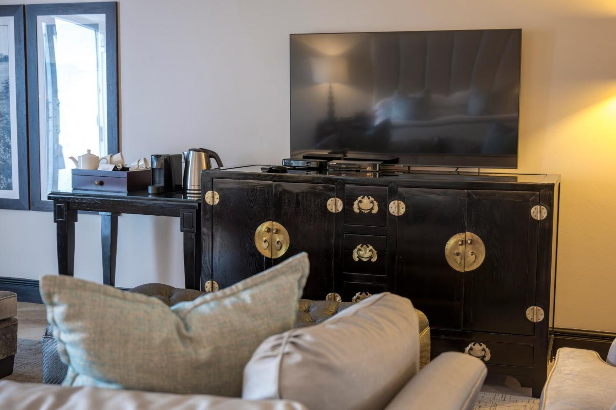 ホテル ビバリー ヒルズ ダーバン エクステリア 写真 A television in a hotel room
