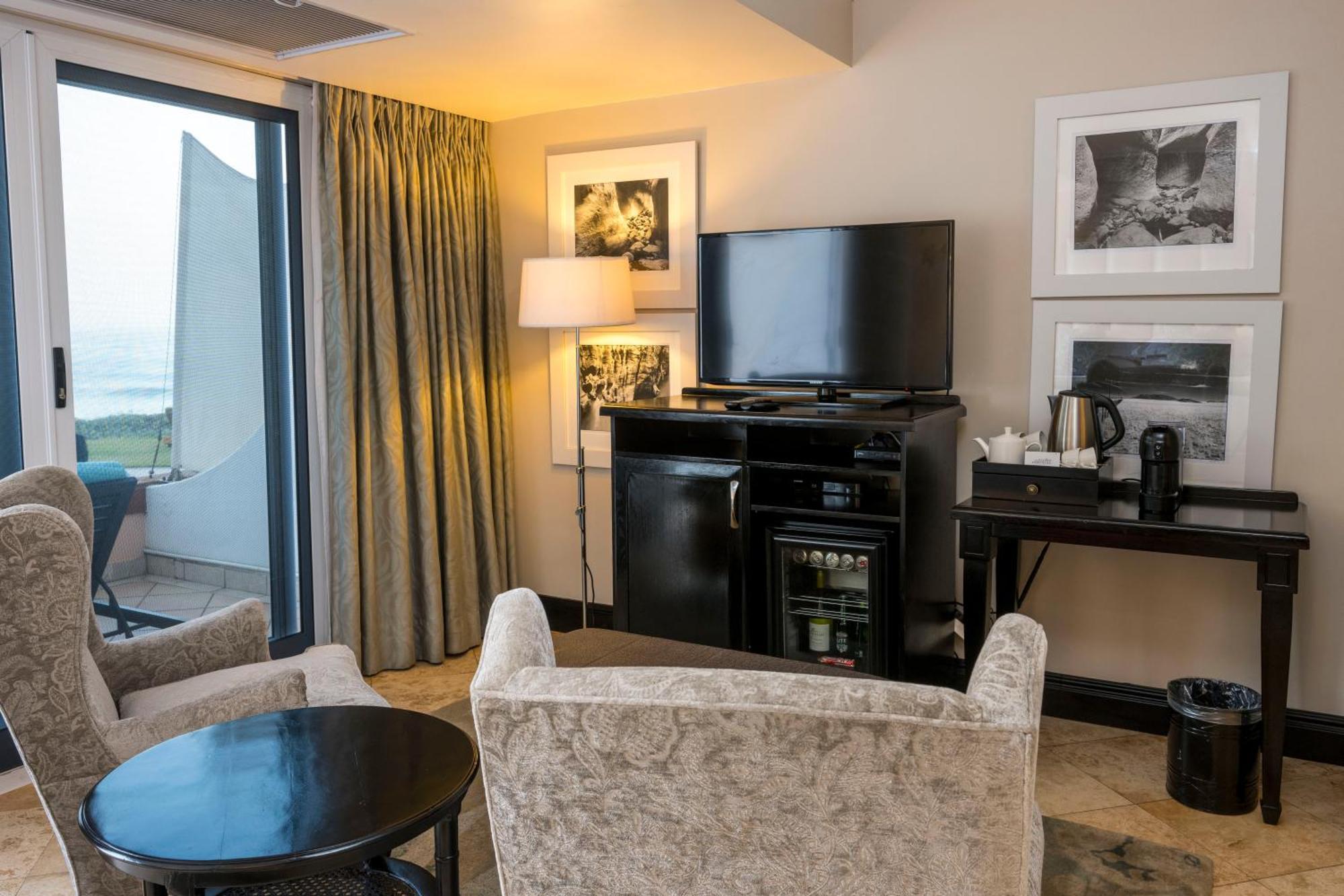 ホテル ビバリー ヒルズ ダーバン エクステリア 写真 A living room at the Four Seasons Resort