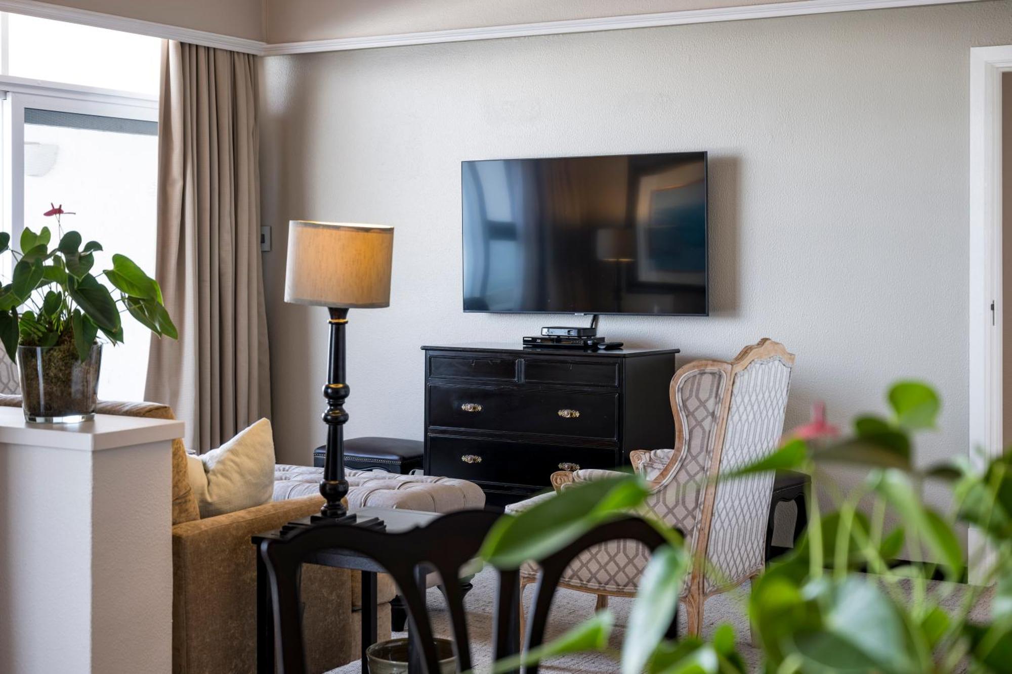 ホテル ビバリー ヒルズ ダーバン エクステリア 写真 A television set in a hotel room