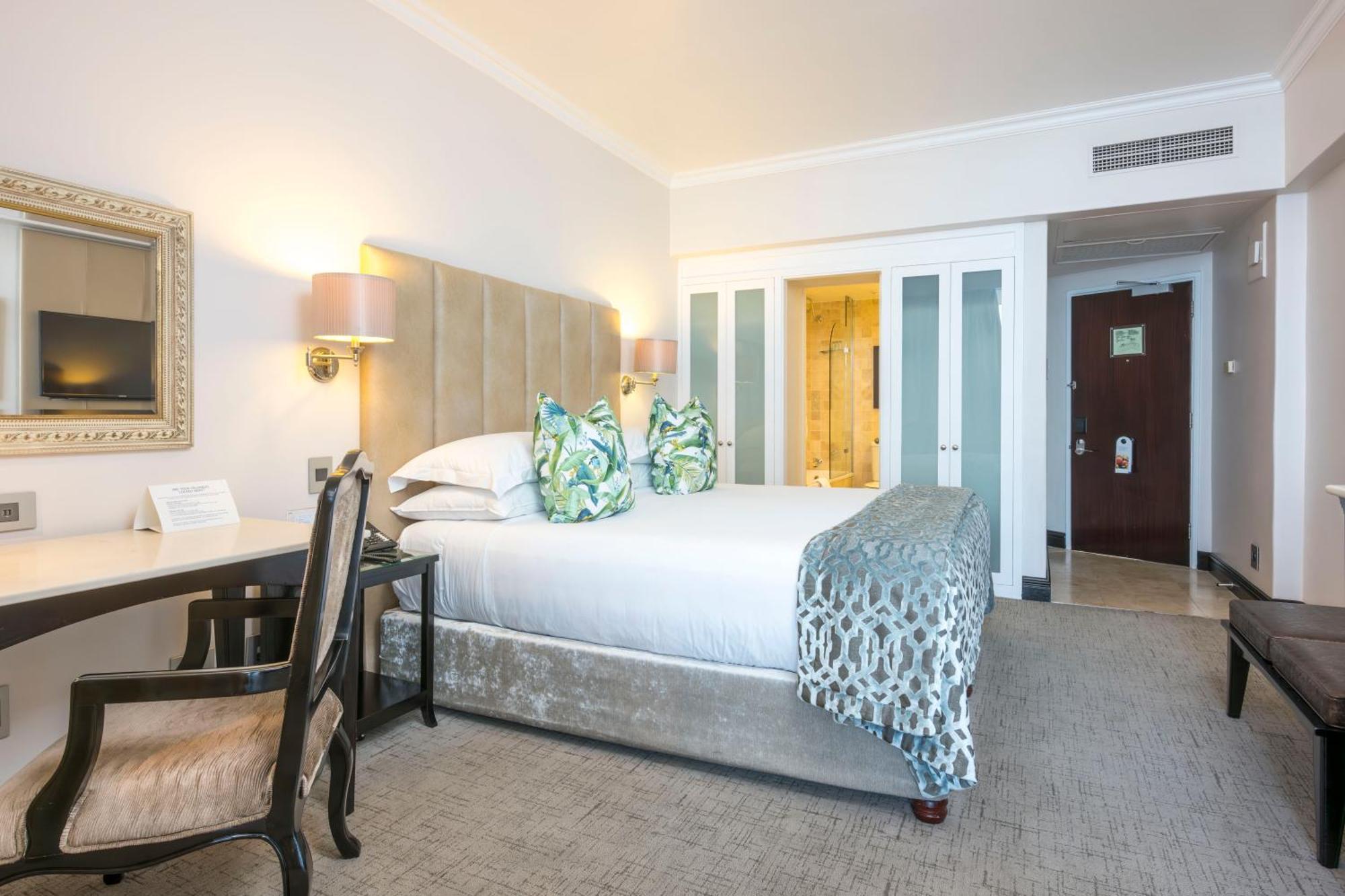 ホテル ビバリー ヒルズ ダーバン エクステリア 写真 A bedroom at the Cape Town Protea Hotel