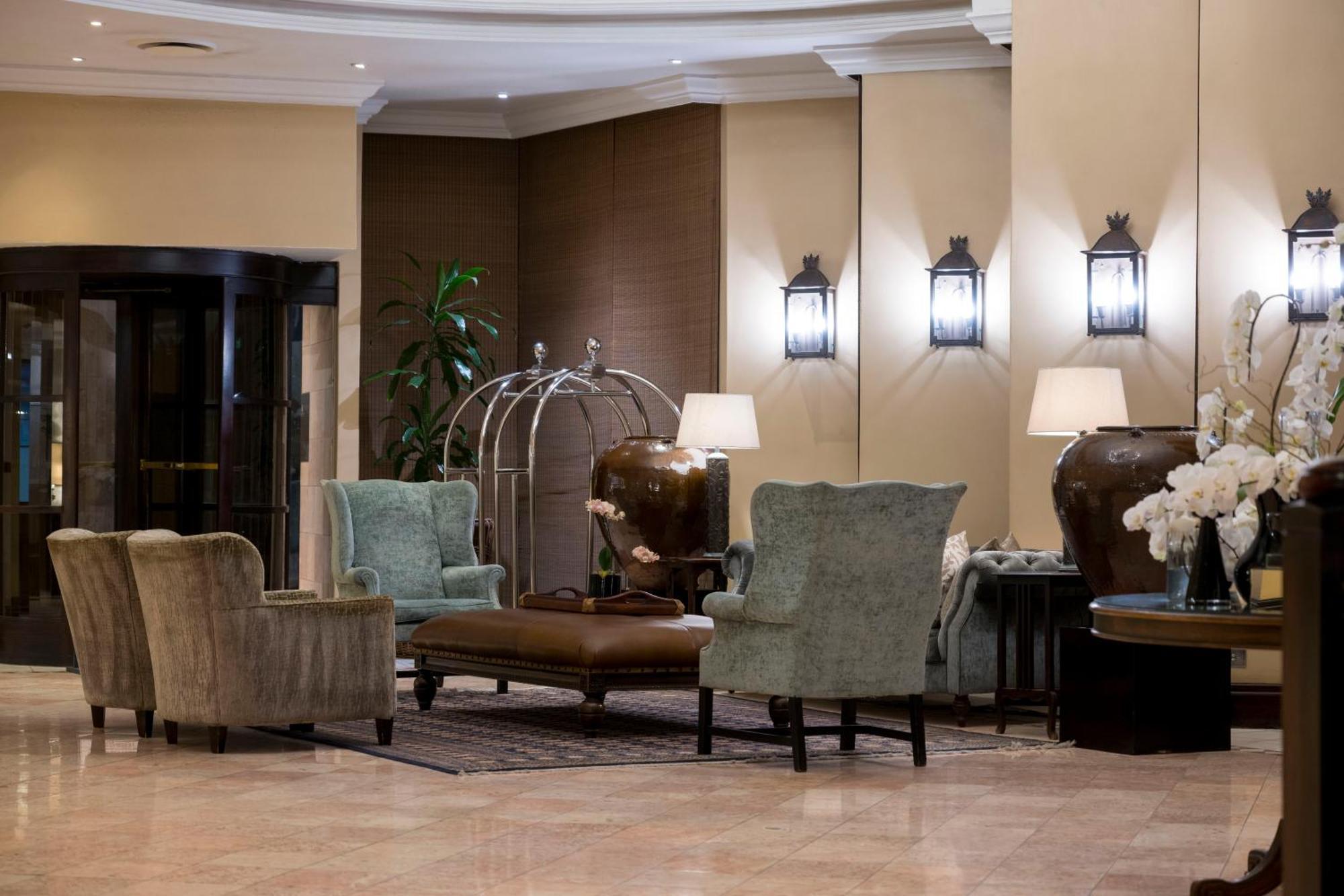 ホテル ビバリー ヒルズ ダーバン エクステリア 写真 The lobby of the Four Seasons Hotel