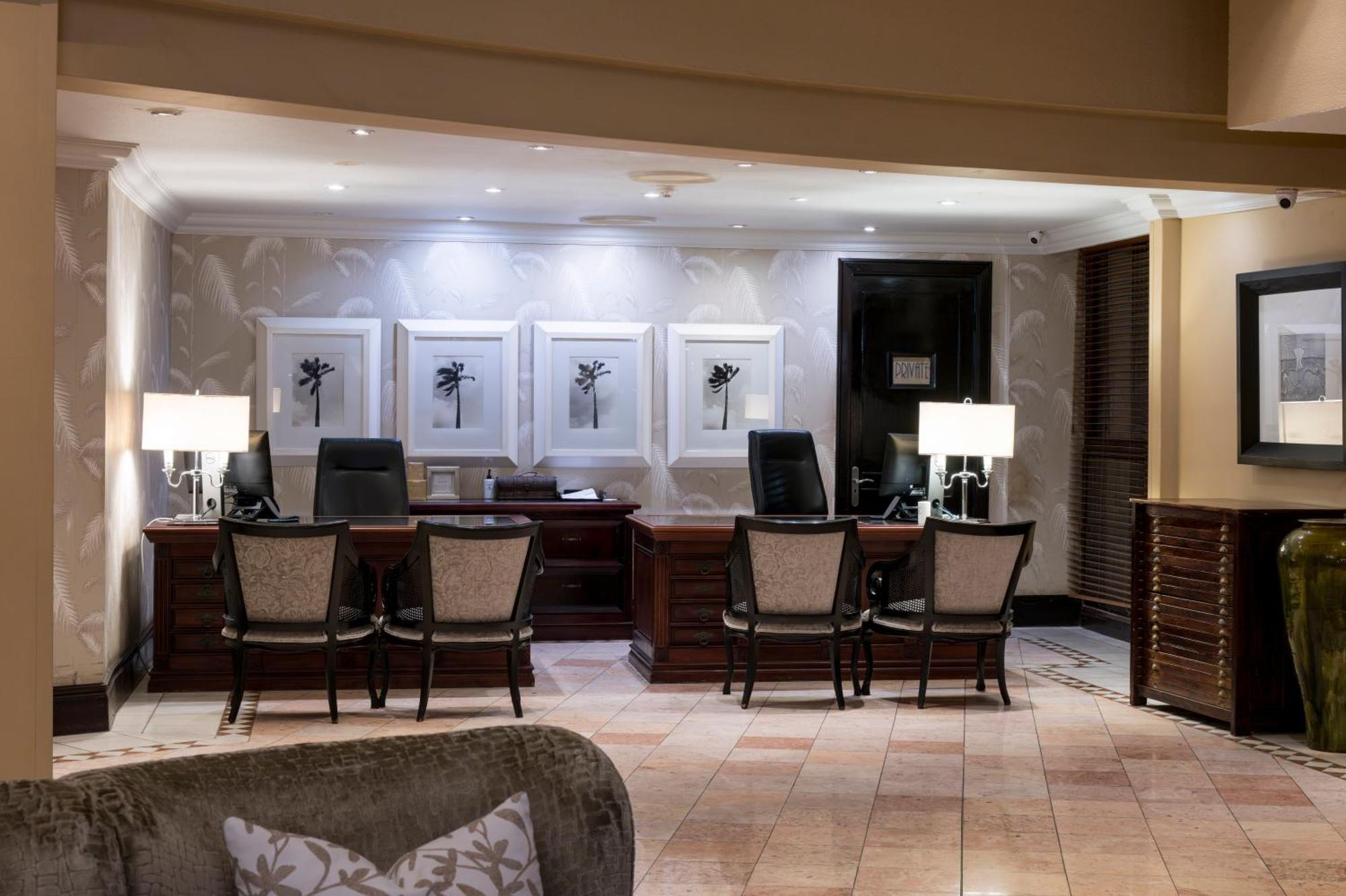 ホテル ビバリー ヒルズ ダーバン エクステリア 写真 Concierge desk at the Four Seasons Hotel, Washington, D.C.