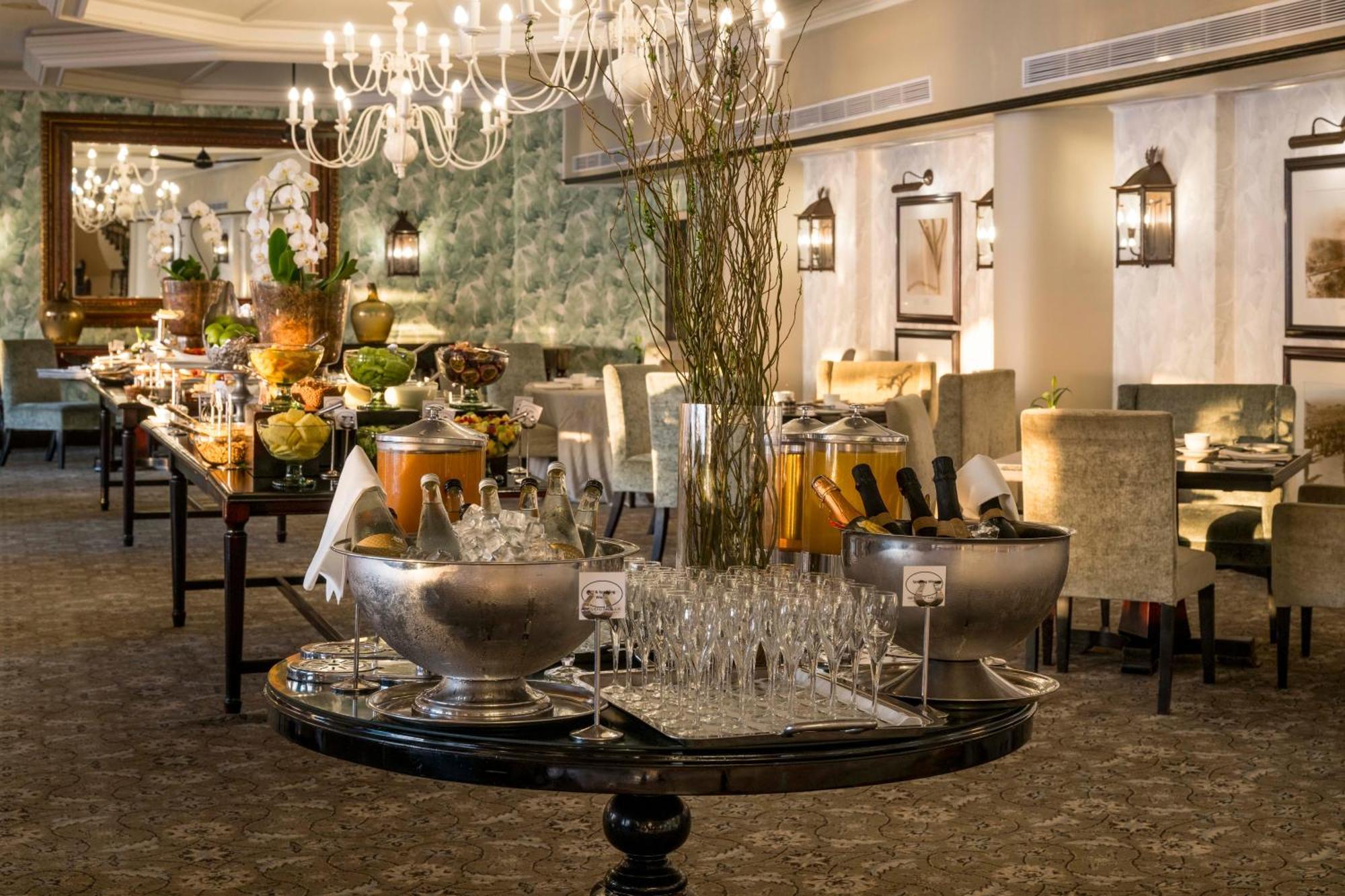 ホテル ビバリー ヒルズ ダーバン エクステリア 写真 The interior of the restaurant