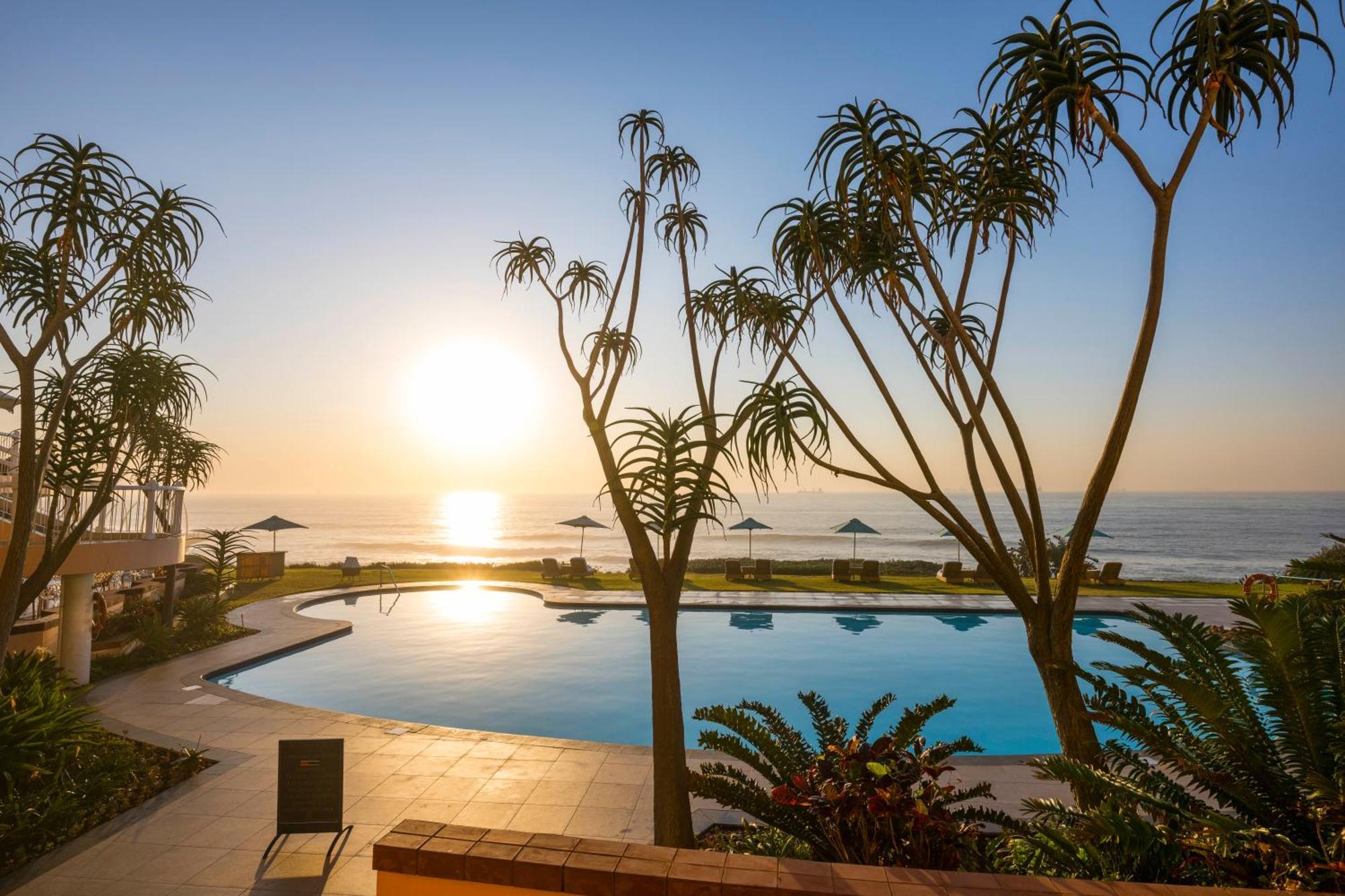 ホテル ビバリー ヒルズ ダーバン エクステリア 写真 Sunset at the pool