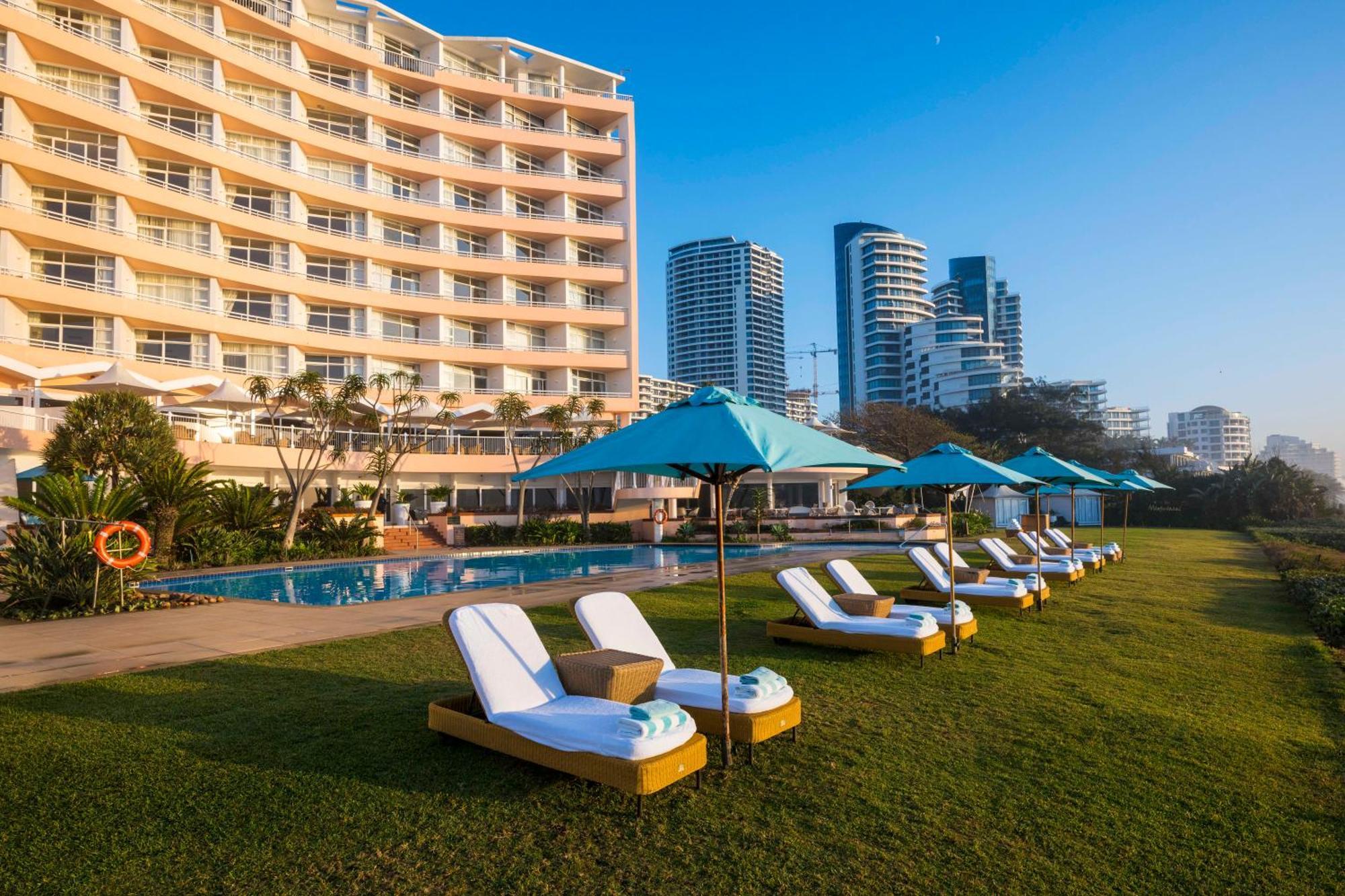 ホテル ビバリー ヒルズ ダーバン エクステリア 写真 The pool at The Oberoi Mumbai