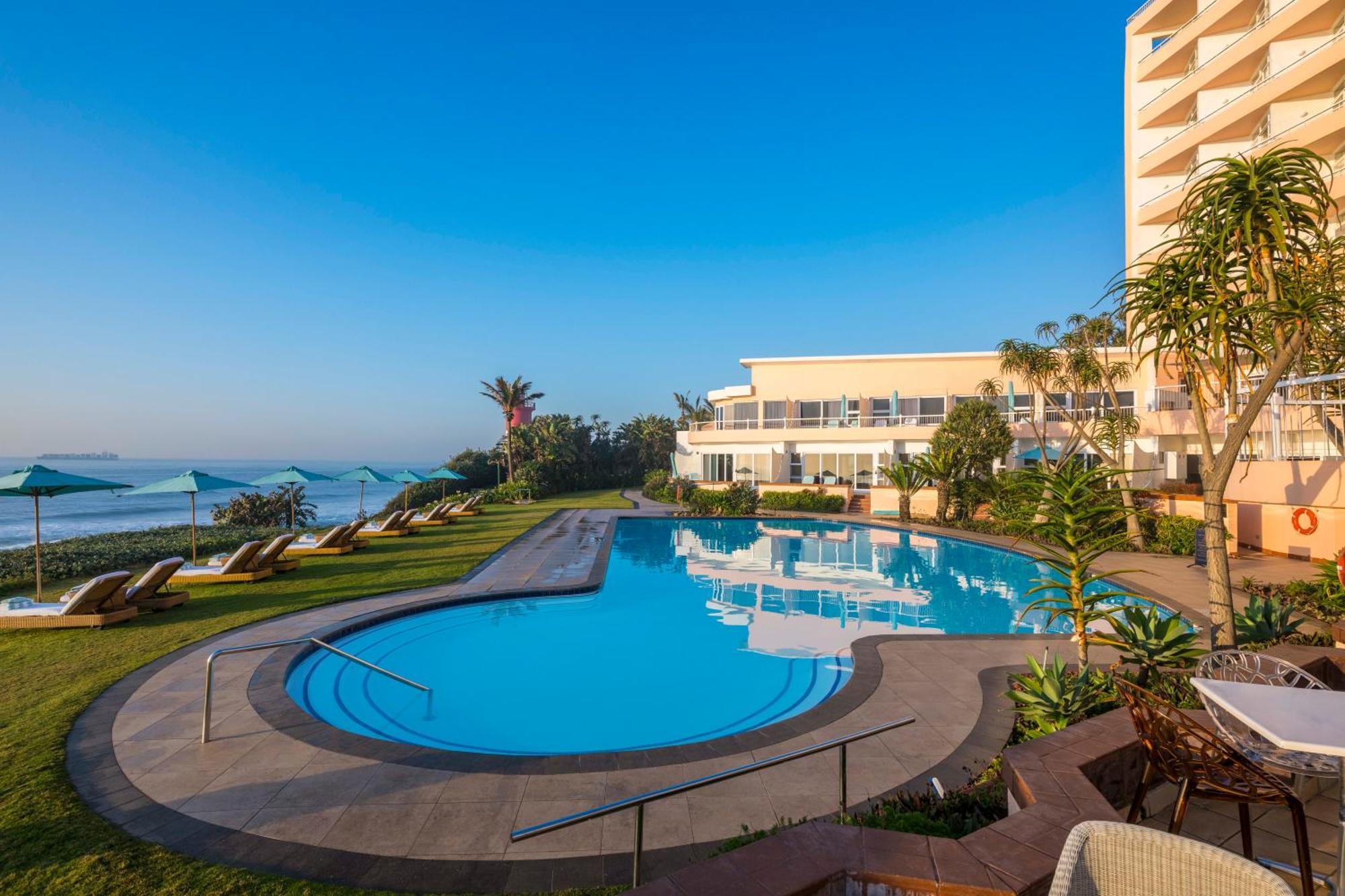 ホテル ビバリー ヒルズ ダーバン エクステリア 写真 The swimming pool at the Hilton Tel Aviv